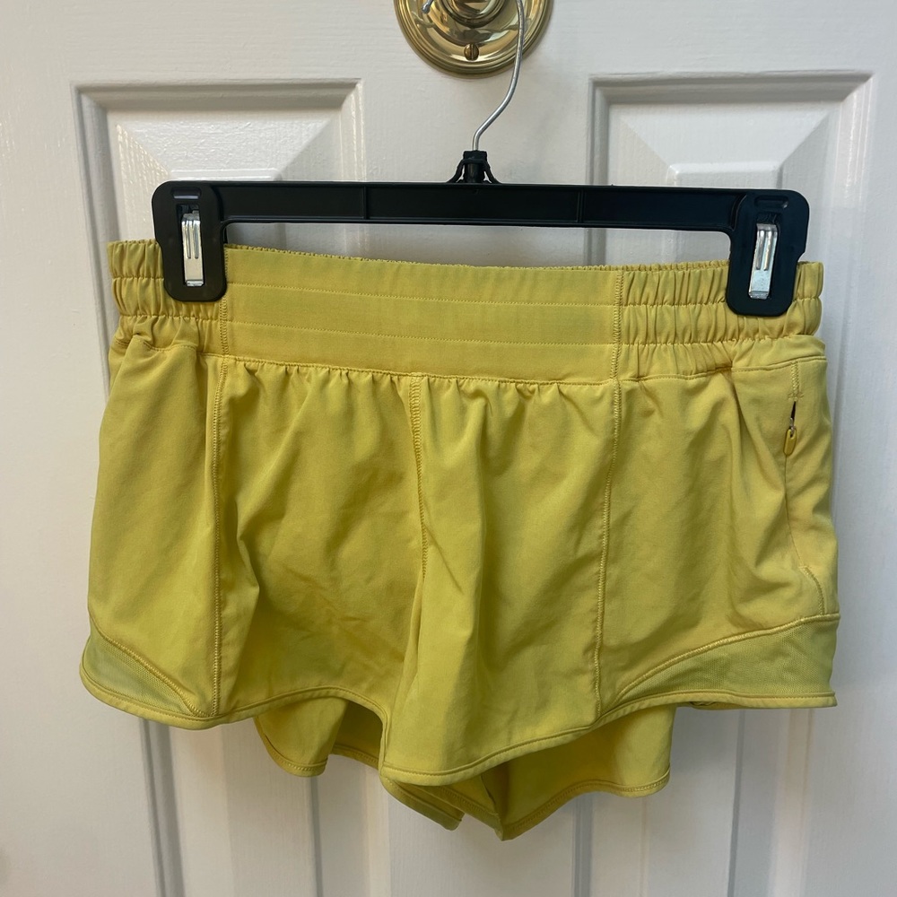 LULULEMON Hotty Hot Low Rise 2.5in inseam shorts size 8 Soleil Yellow